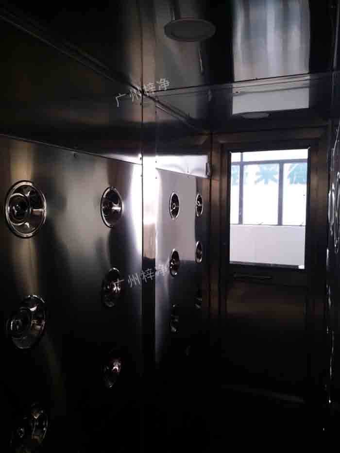 門禁刷卡風(fēng)淋室內(nèi)結(jié)構(gòu)整個(gè)產(chǎn)品外形板材采用304不銹鋼板材沖壓成型,防銹、堅(jiān)固耐用 門禁刷卡風(fēng)淋室內(nèi)結(jié)構(gòu)整個(gè)產(chǎn)品外形板材采用304不銹鋼板材沖壓成型,防銹、堅(jiān)固耐用