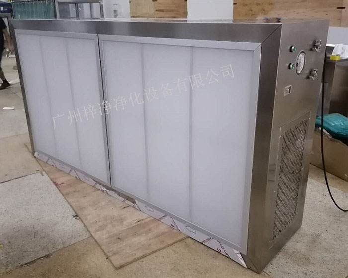 潔凈層流罩它主要由箱體、風(fēng)機(jī)、初效空氣過(guò)濾器、高效空氣過(guò)濾器、阻尼層、燈具等組成。