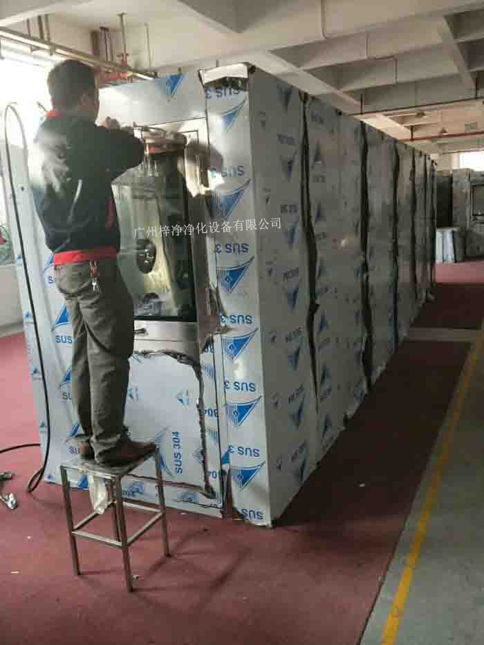 1590型風淋室-標準雙人風淋室是人/貨物進出潔凈室常用的一種凈化裝置。