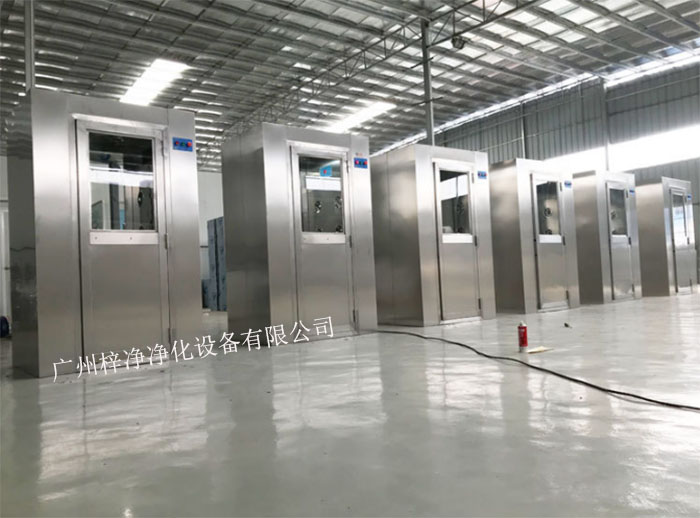 風淋室又可起到氣閘的作用，阻止未凈化的空氣進入潔凈區域。