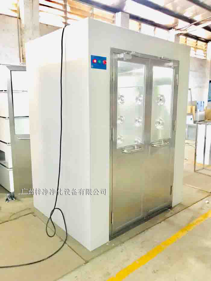 風(fēng)淋室是一種密閉的凈化設(shè)備，主要由外殼、風(fēng)淋噴嘴、風(fēng)機(jī)、空氣過濾器、控制系統(tǒng)等部分組成。