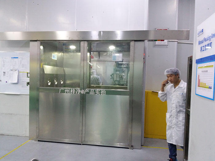 自動門風(fēng)淋室作為潔凈室人員凈化的關(guān)鍵設(shè)備 自動門風(fēng)淋室作為潔凈室人員凈化的關(guān)鍵設(shè)備