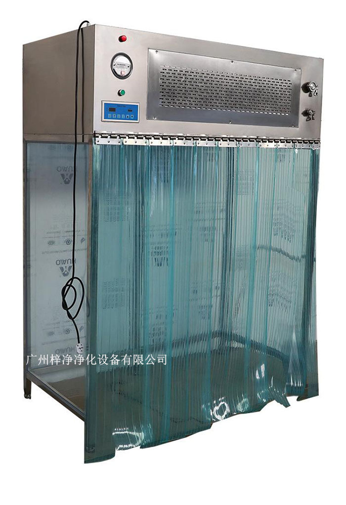 百級潔凈層流罩它主要由箱體、風機、初效空氣過濾器、高效空氣過濾器、阻尼層、燈具等組成。