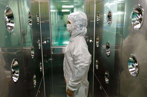 操作人員對風(fēng)淋室的正確使用也是影響凈化效果的重要因素。 操作人員對風(fēng)淋室的正確使用也是影響凈化效果的重要因素。