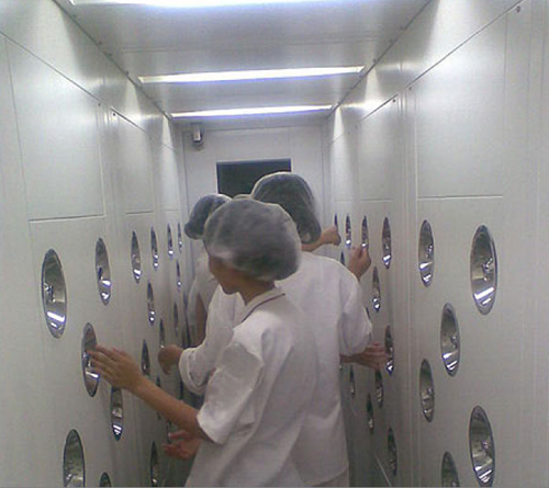 在進入風(fēng)淋室之前,必須先脫去個人衣物,更換成潔凈服。 在進入風(fēng)淋室之前,必須先脫去個人衣物,更換成潔凈服。