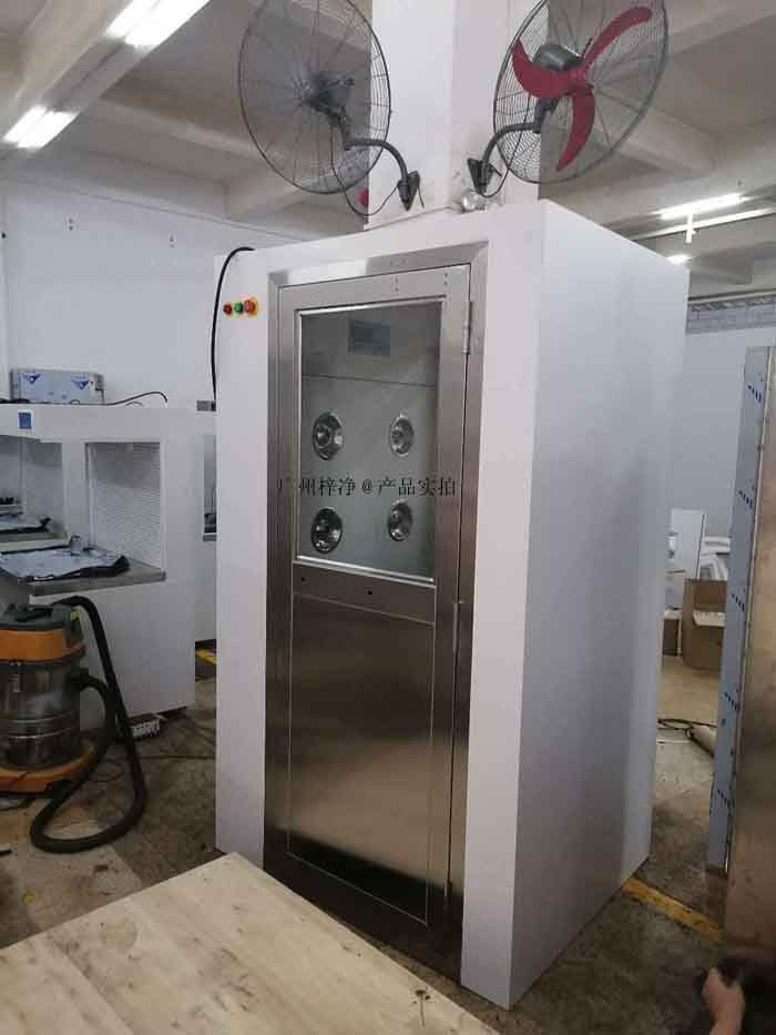 風淋室通過高速氣流的沖擊，使進入潔凈室的人員快速通過一個密封的空間