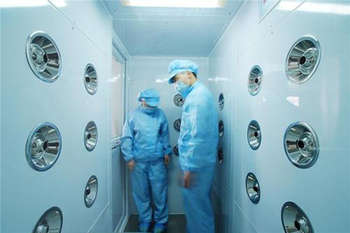 風淋室的主要功能是通過高速氣流對人體或物品進行瞬間凈化。
