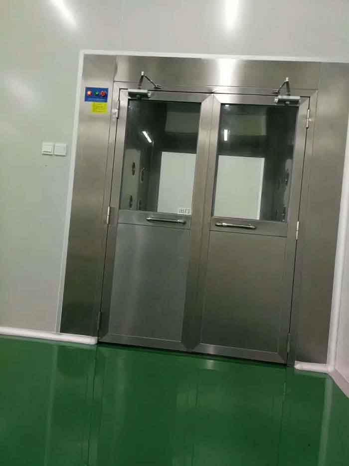 風(fēng)淋室的主要作用是對(duì)進(jìn)入潔凈室的人員進(jìn)行快速的人身凈化 風(fēng)淋室的主要作用是對(duì)進(jìn)入潔凈室的人員進(jìn)行快速的人身凈化