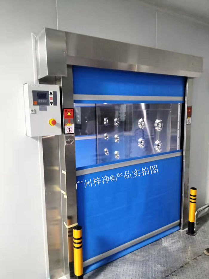 操作人員進入快速卷簾門風淋室，站在指定位置。