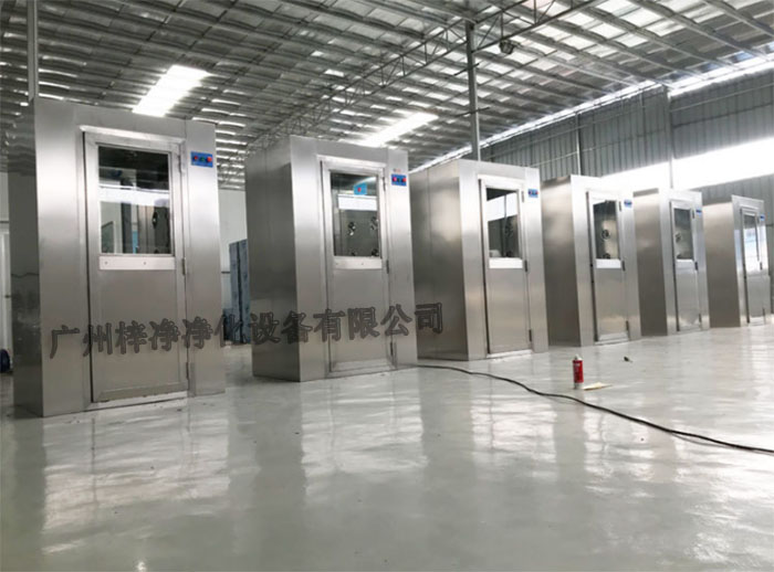 風淋室可以有效去除進入實驗室人員的衣物、頭發(fā)等表面攜帶的塵埃和微粒,降低實驗室內(nèi)的污染風險。 風淋室可以有效去除進入實驗室人員的衣物、頭發(fā)等表面攜帶的塵埃和微粒,降低實驗室內(nèi)的污染風險。