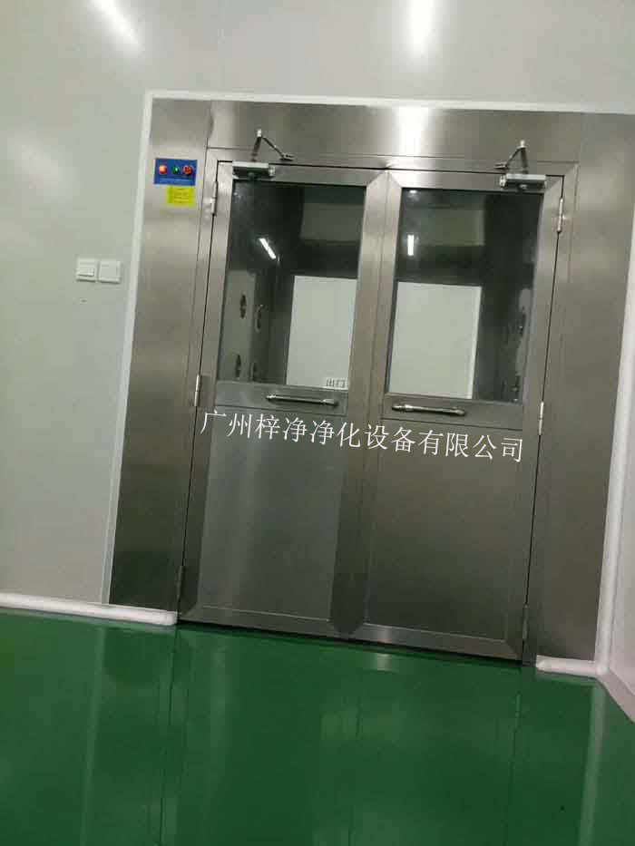 檢查風(fēng)淋室高效過濾器和初效過濾器是否干凈,如有灰塵或雜質(zhì),應(yīng)進(jìn)行清潔或更換。 檢查風(fēng)淋室高效過濾器和初效過濾器是否干凈,如有灰塵或雜質(zhì),應(yīng)進(jìn)行清潔或更換。