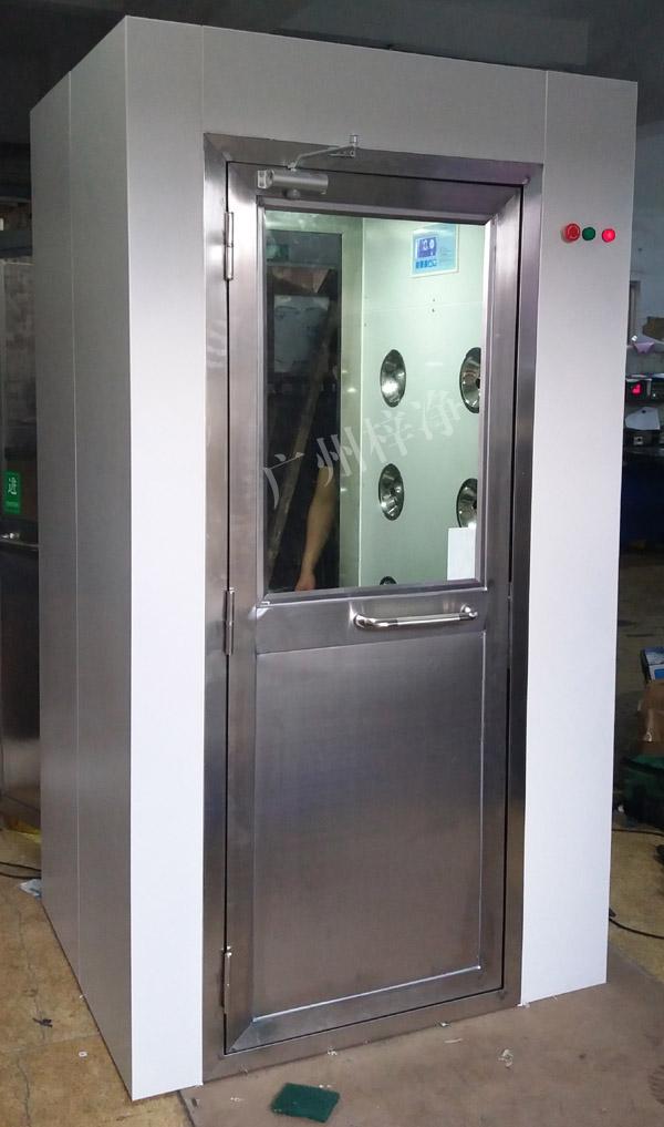 1200型風(fēng)淋室是進(jìn)入潔凈室所必需的通道，可以減少進(jìn)出潔凈室所帶來的污染問題。